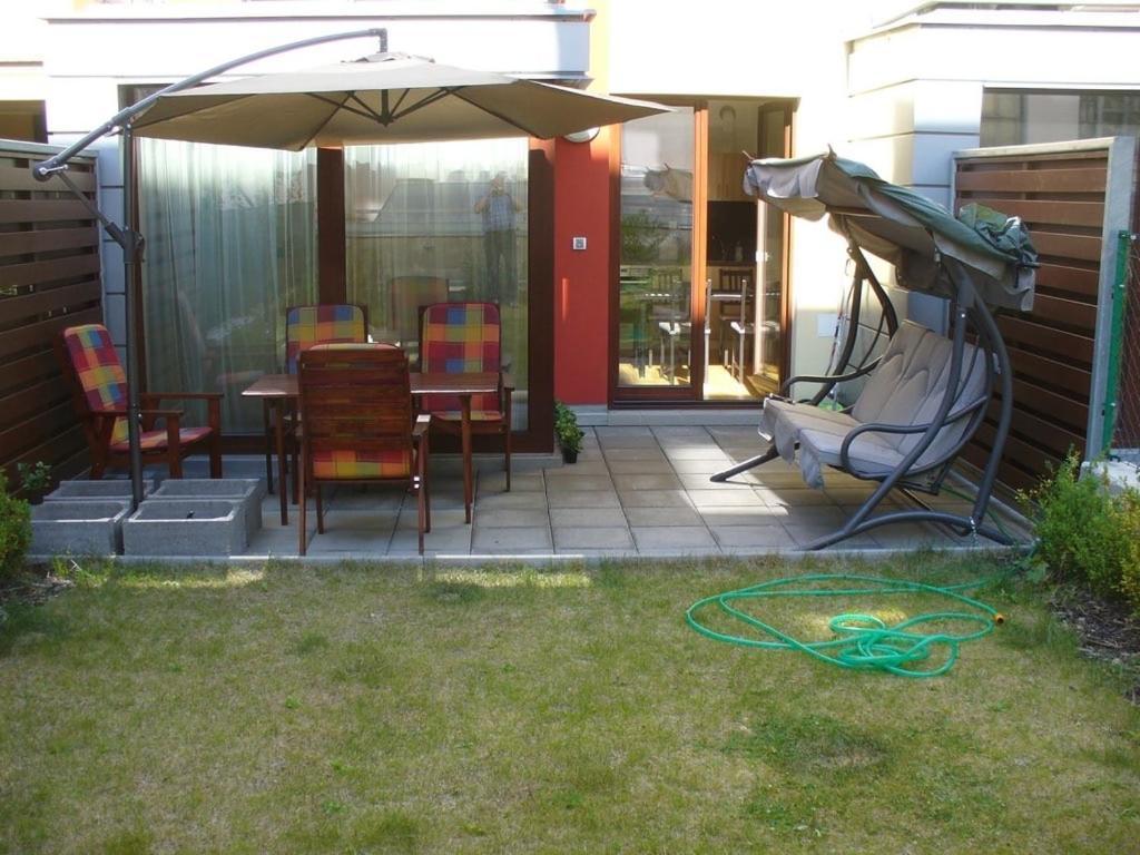 Garden Apartment With Garage In Central プラハ エクステリア 写真