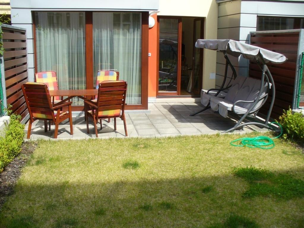 Garden Apartment With Garage In Central プラハ エクステリア 写真