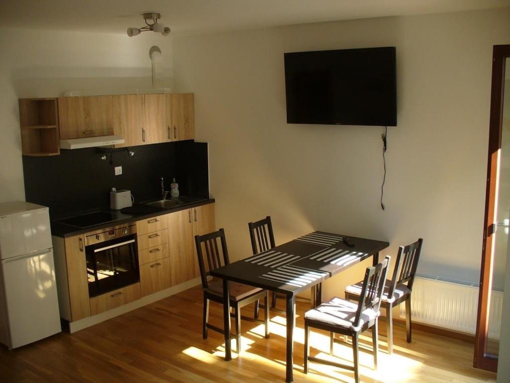 Garden Apartment With Garage In Central プラハ エクステリア 写真