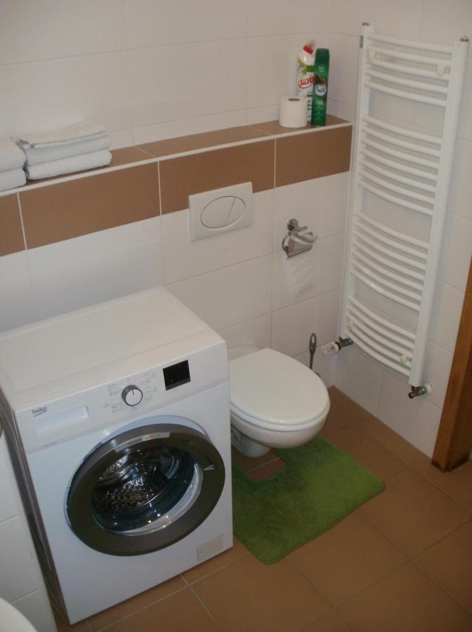 Garden Apartment With Garage In Central プラハ エクステリア 写真