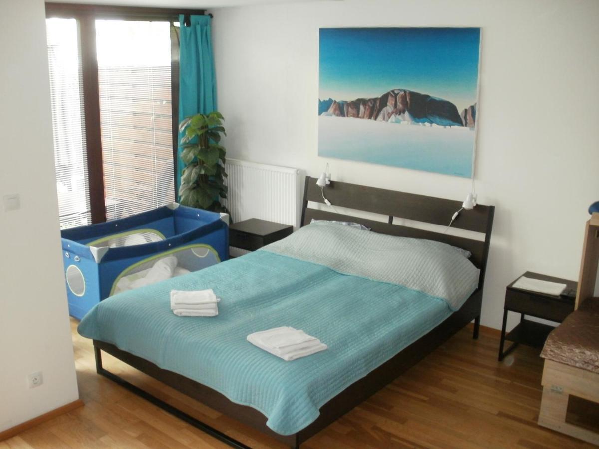 Garden Apartment With Garage In Central プラハ エクステリア 写真