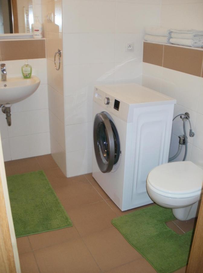 Garden Apartment With Garage In Central プラハ エクステリア 写真
